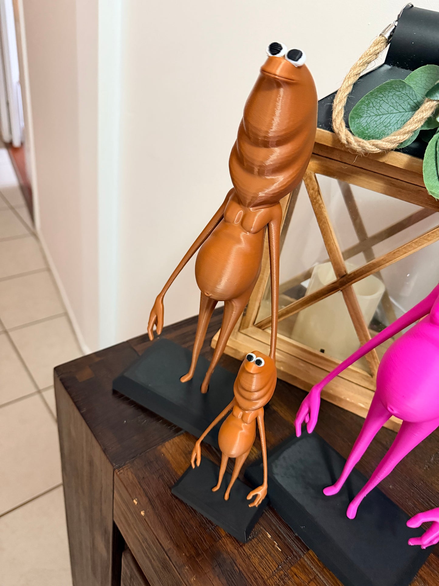 🐛 Marcus the Worm – Figurine - With Stand Super Size